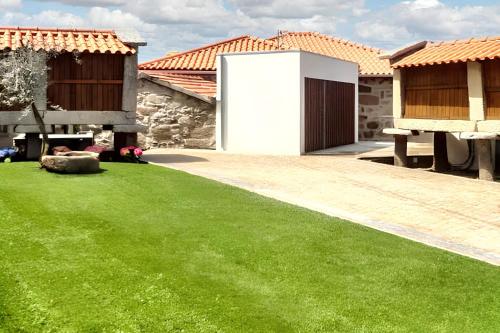 Charming house in Riba de Mouro with terrace and parking — 4-Star Luxury Hotel in Moncao, Portugal