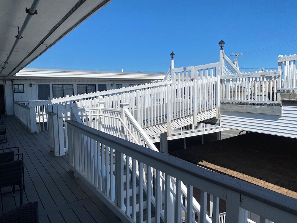 Hampton Harbor Motel - photo 15