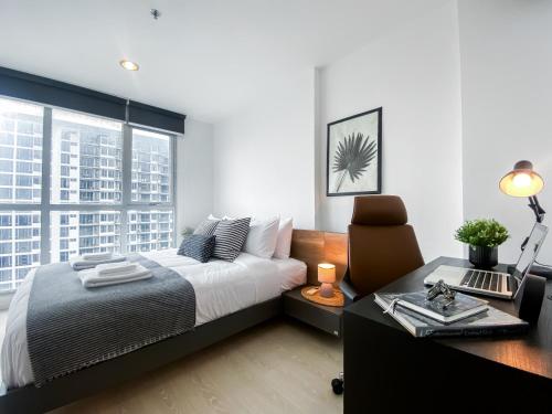 Contemporary High Rise 2BR Ultra Fast Wifi Sathorn