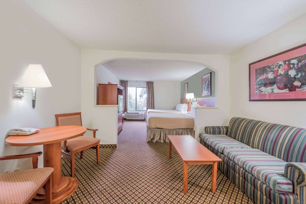 Super 8 by Wyndham Fort Worth Downtown South - photo 20