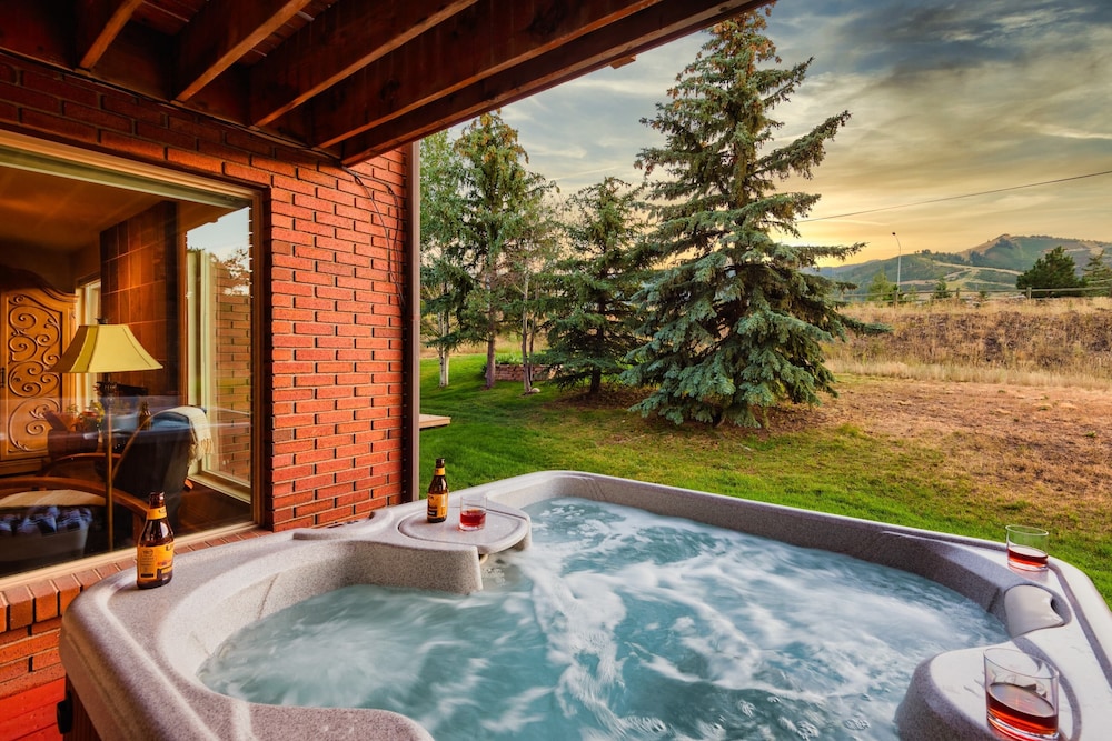 Picasso by Avantstay Artist's Mountain Escape w Hot Tub & Views - featured photo
