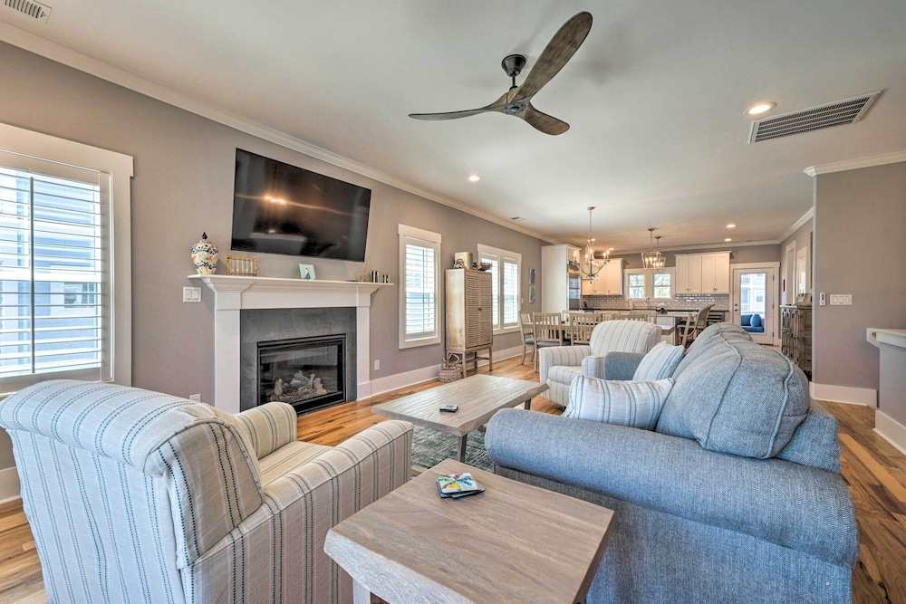 Bright Coastal Abode With Porch & Beach Access — Carolina Beach — photo 2