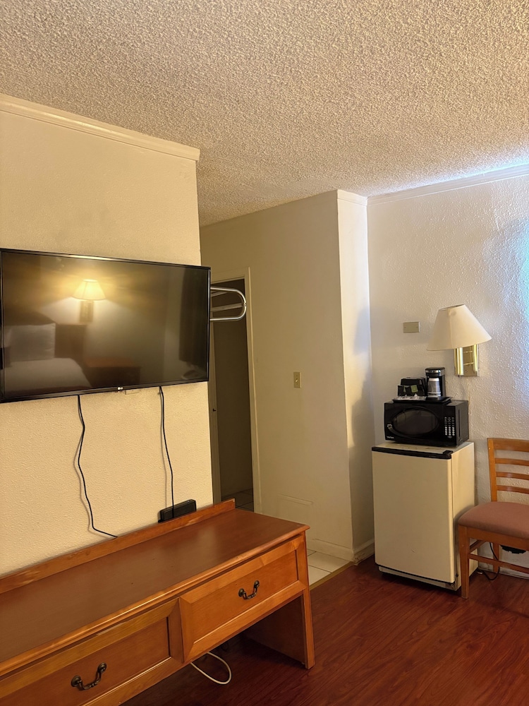 Hometown Inns North Hills - photo 9
