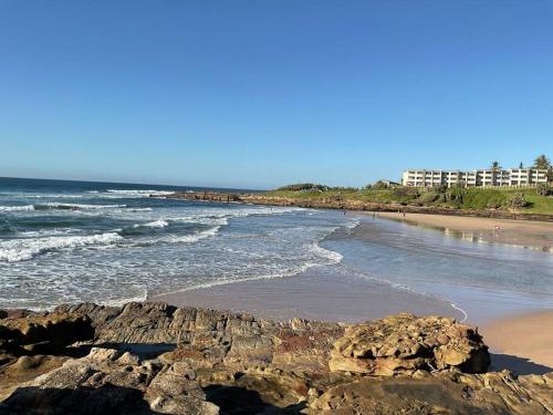 Seaside serenity : Modern Driftsands apartment — 4-Star Luxury Hotel in Margate, South Africa