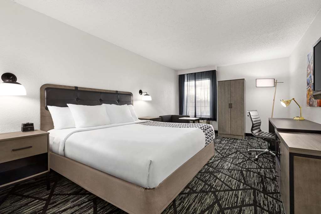 La Quinta Inn & Suites by Wyndham Cleveland Airport West - photo 19