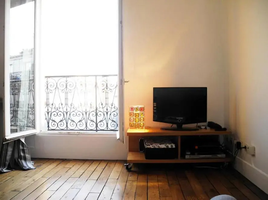 2 Pièces avec Balcon Plein Sud — 4-Star Luxury Hotel in Paris, France