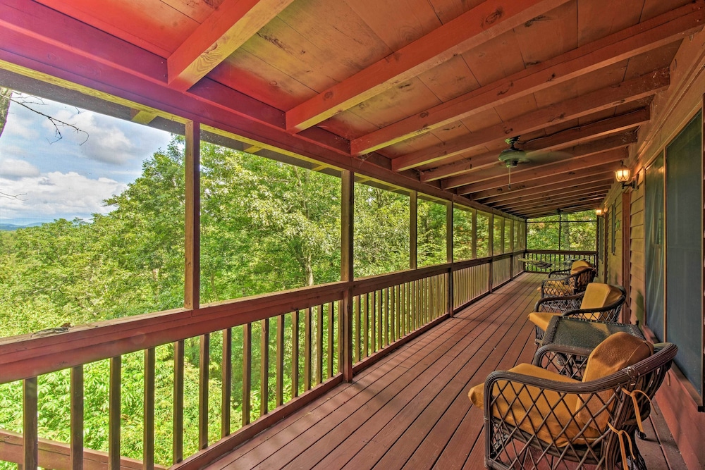 Cozy Sunset View Cabin with Game Room and Mtn Views — 4-Star Luxury Hotel in Ellijay, United States