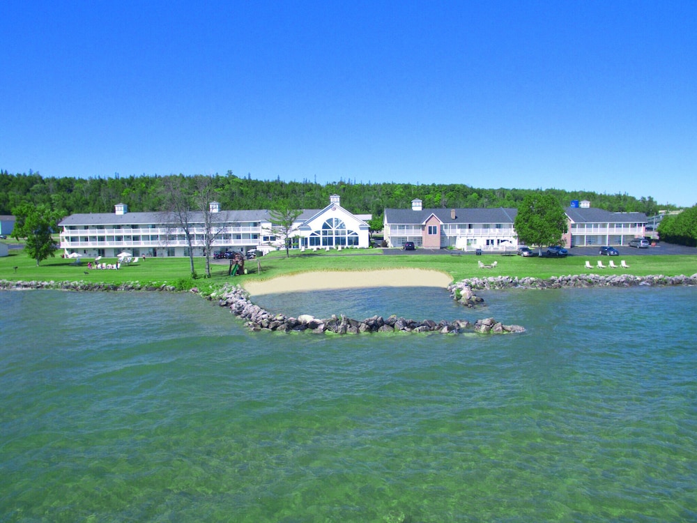 Baymont by Wyndham St. Ignace Lakefront - photo 24