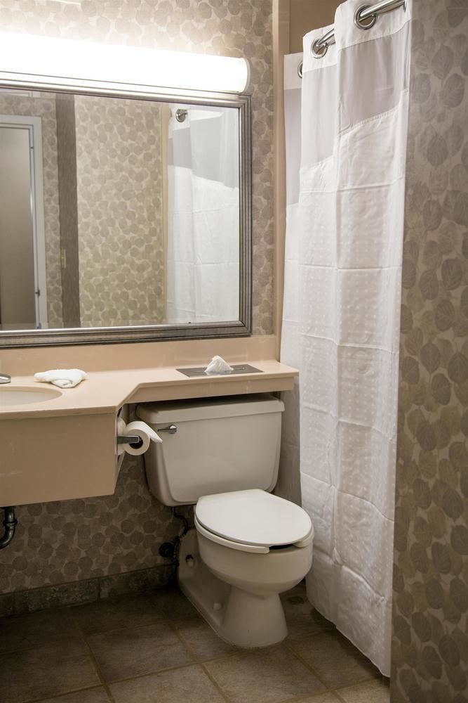 Ramada Plaza Rochester Airport - photo 21