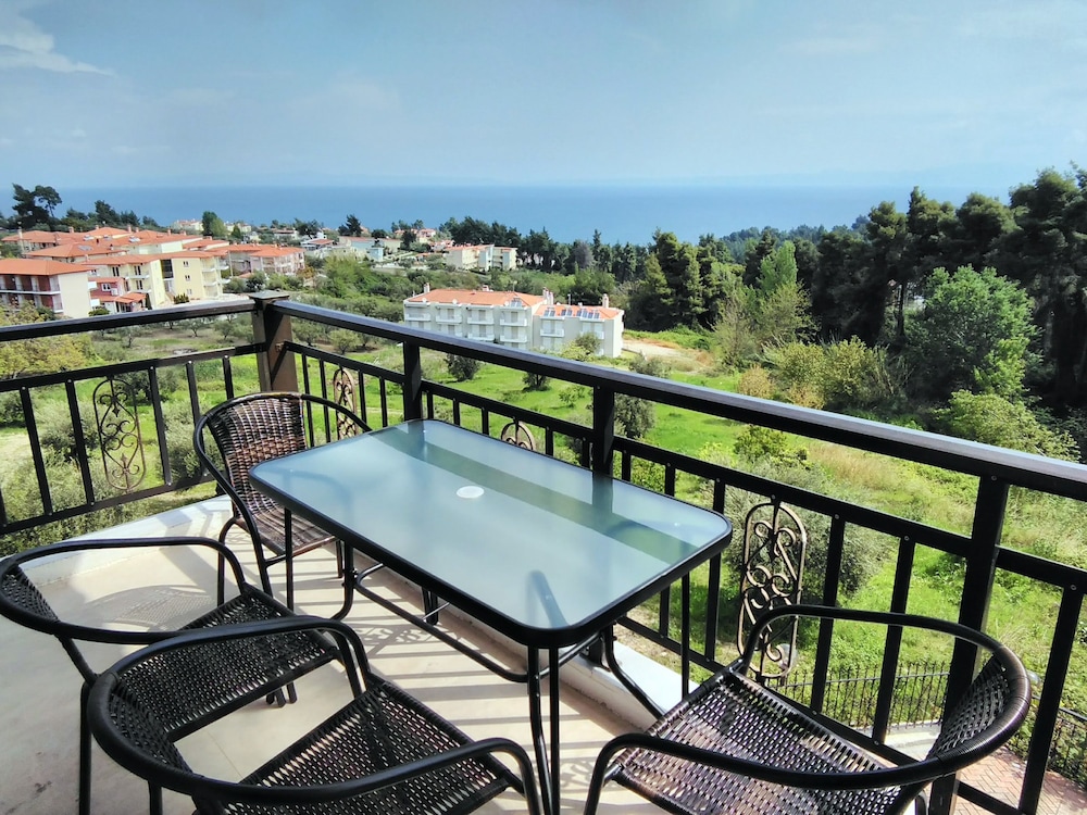 Seaview Studios - carbon neutral hotel in Kassandreia