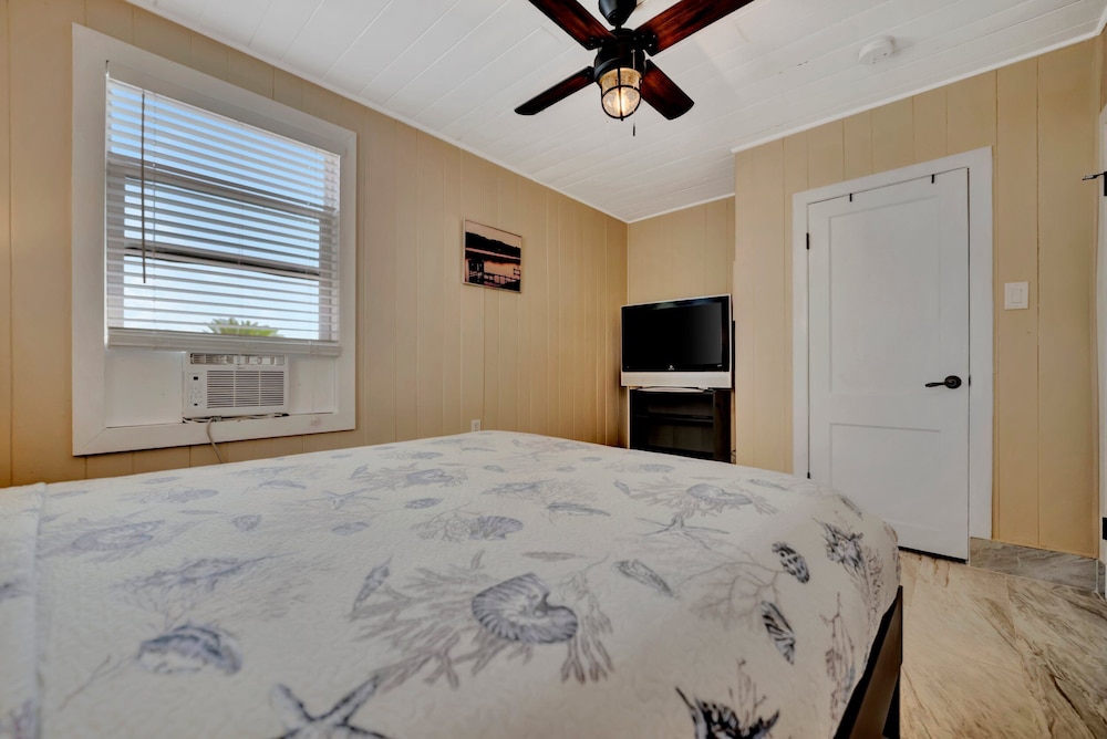 Stones Throw Beachfront Luxury Suites - featured photo
