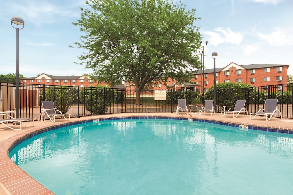 Hampton Inn Des Moines Airport - photo 17