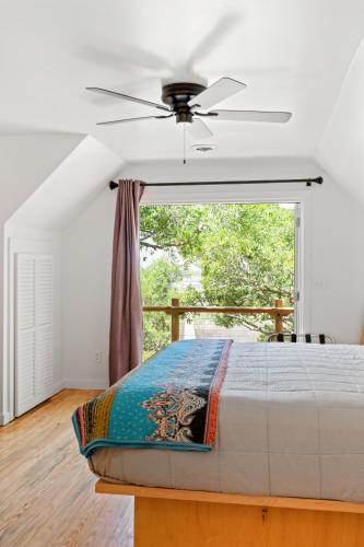 Folly Vacation Vintage Cottage with Stunning Views 218 — 4-Star Luxury Hotel in Folly Beach, United States