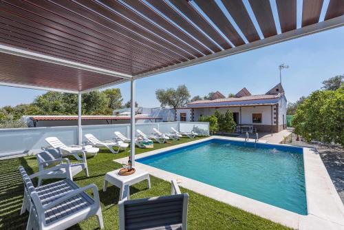 Casa Rural Adalid CampiA a de Sevilla — 4-Star Luxury Hotel in La Puebla De Cazalla, Spain