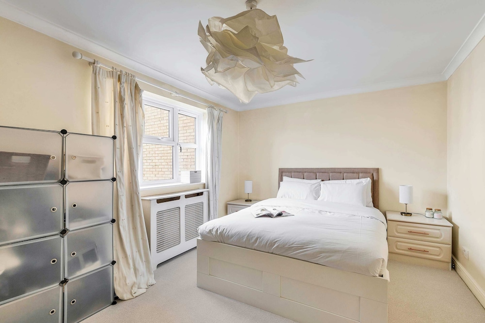 Cosy Home in Calm Residence — 4-Star Luxury Hotel in London, United Kingdom