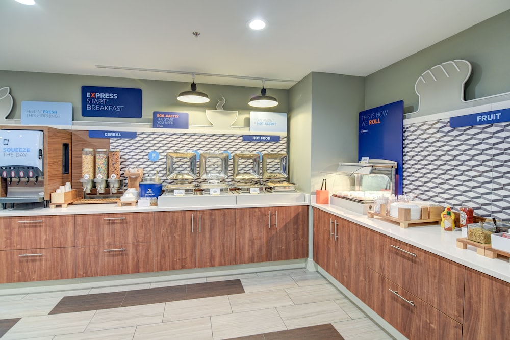 Holiday Inn Express & Suites Foley by IHG - photo 60
