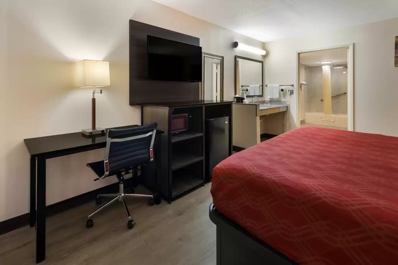 Econo Lodge Madison Airport - photo 11