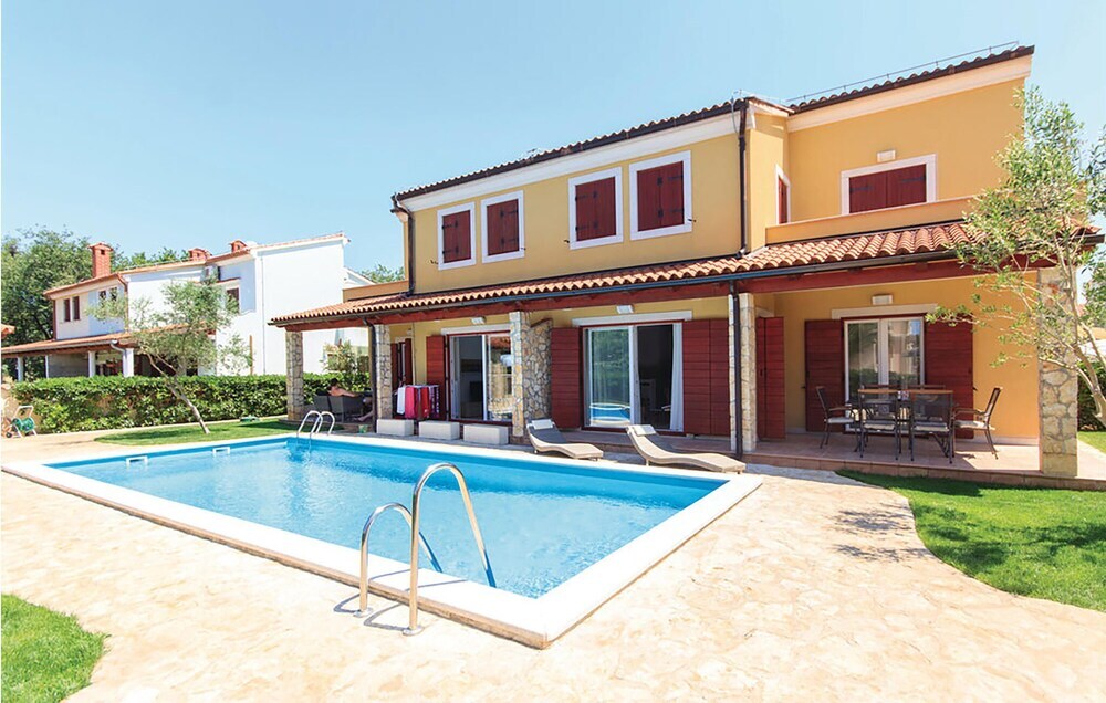 Lovely Apartment In Banjole With Wifi — 4-Star Luxury Hotel in Medulin, Croatia