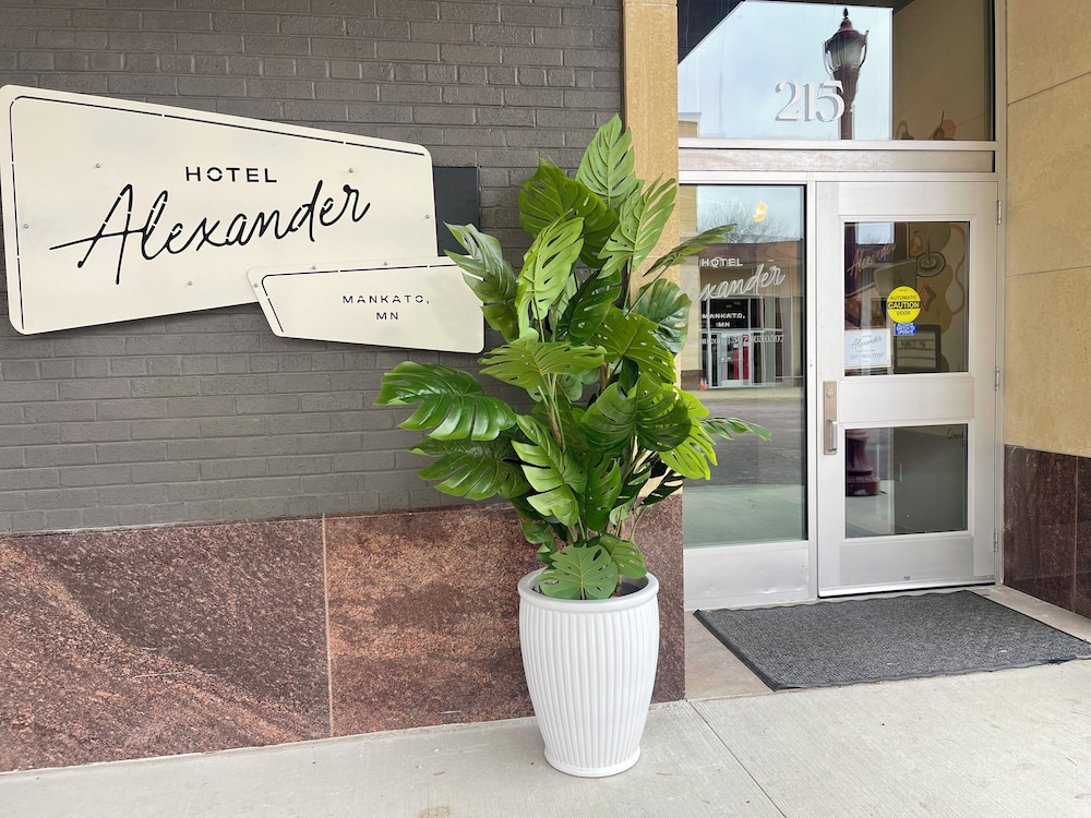 Hotel Alexander - carbon neutral hotel in Mankato