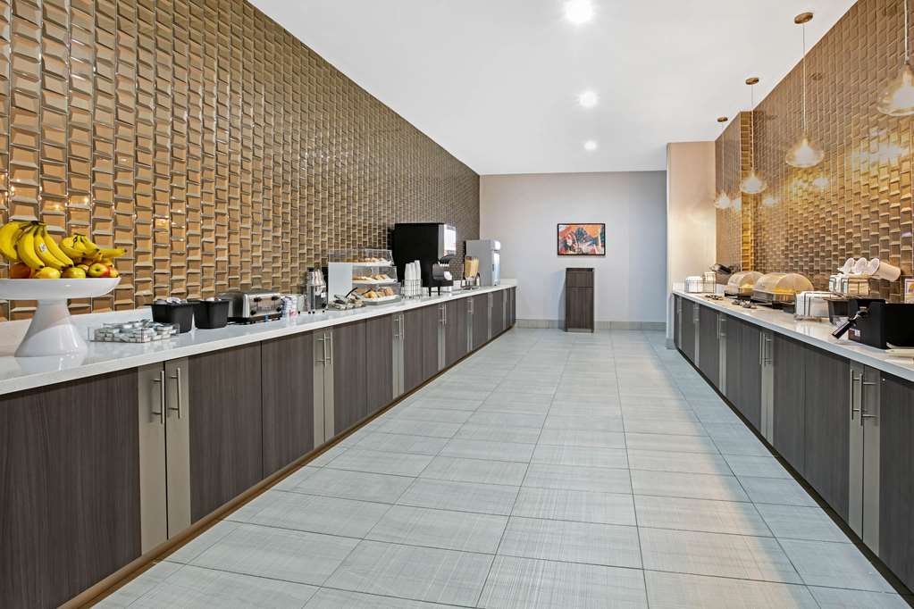 La Quinta Inn & Suites by Wyndham DFW West Glade Parks - photo 22