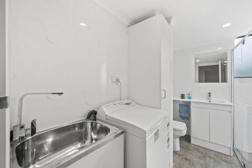Sun & Surf Aldinga Beach Apartment — 4-Star Luxury Hotel in Aldinga Beach, Australia