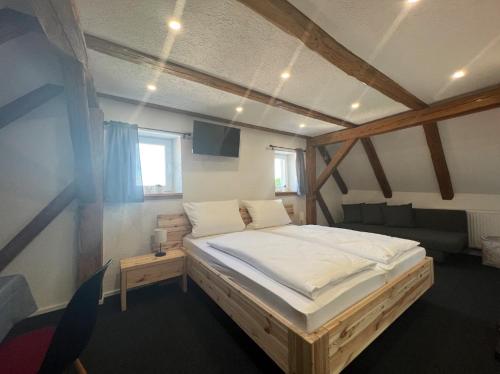 Familienzimmer mit Bettenlager - carbon neutral hotel in Unknown City