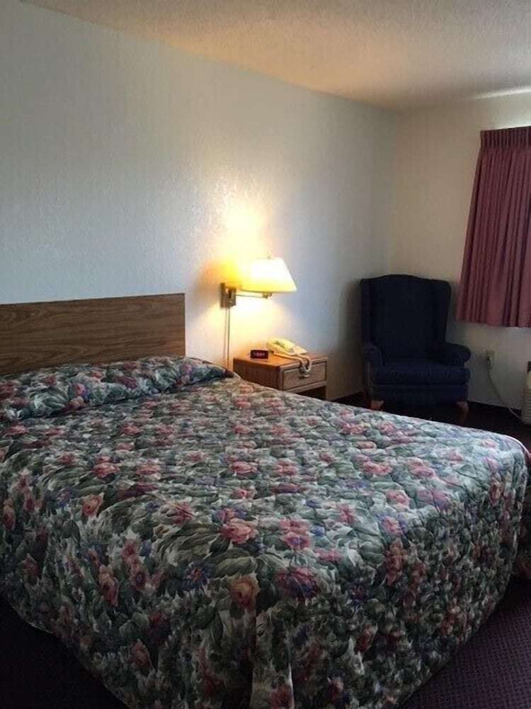 Clarion Hometown Inn - photo 8