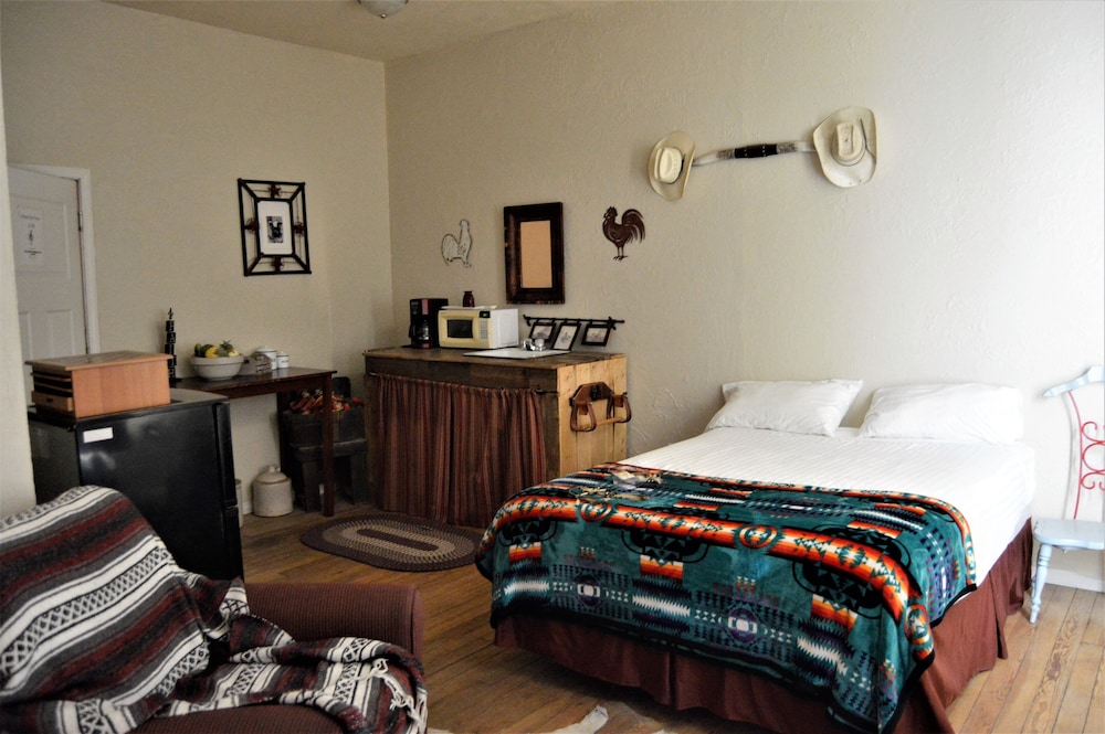 Holly Inn Suites - photo 10