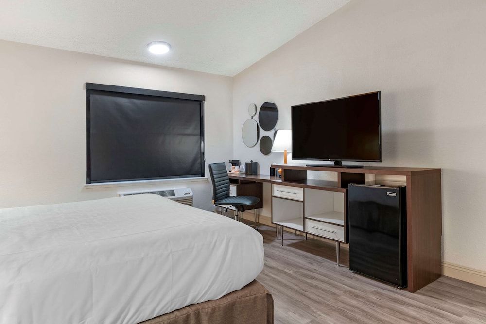 Clarion Pointe Fresno Near Yosemite - photo 15