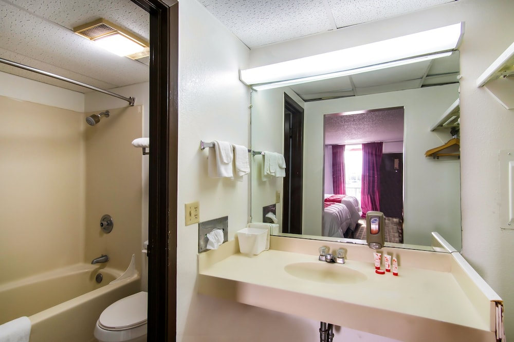 OYO Hotel Hutchinson West 4th Ave - photo 50