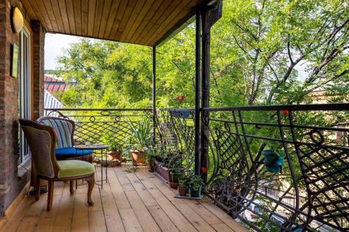 Colorful apt w a furnished terrace 2 min from Rustaveli avenue