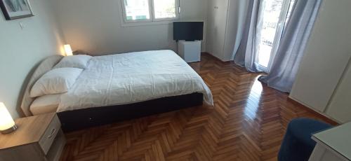 2 Bed Flat Sleeps 5 Parking Wifi — 4-Star Luxury Hotel in Athens, Greece