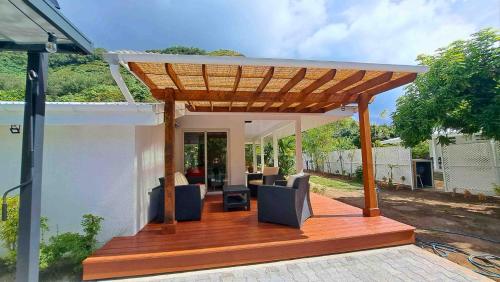 Moorea Fare Manoa Manava