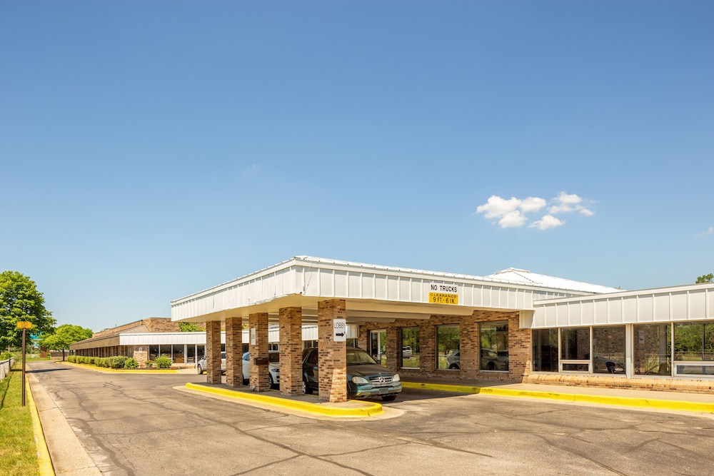 OYO Hotel Mona Lake Muskegon - photo 32