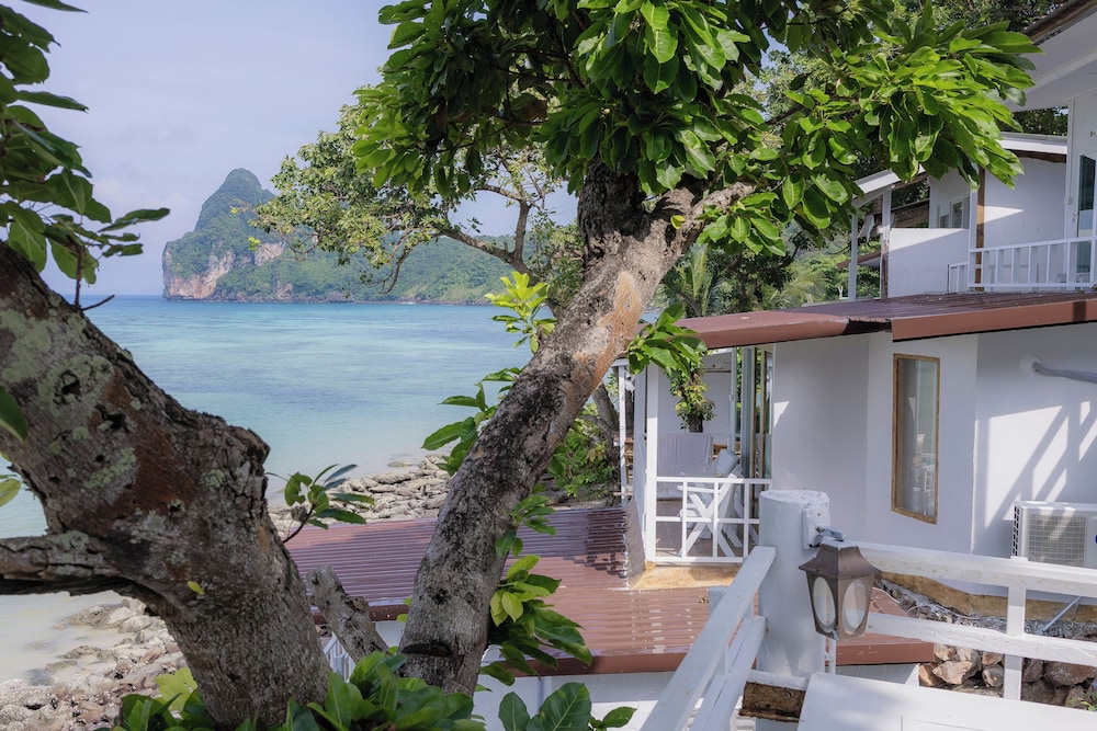 Phi Phi Cozy Seafront Resort in Phi Phi Don, Thailand