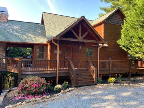 Awesome Luxury Lodge 3 Bedroom by Mountain Laurel Cabin Rentals — 4-Star Luxury Hotel in Blue Ridge, United States