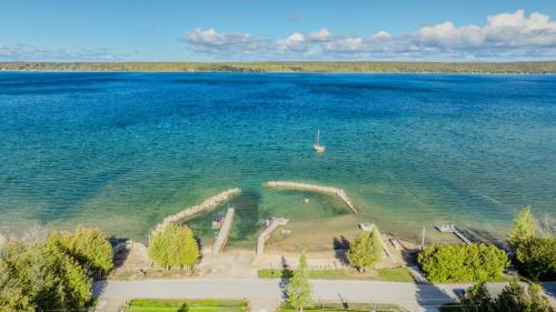 Bayshore Cottages — hotel near Wiarton Airport