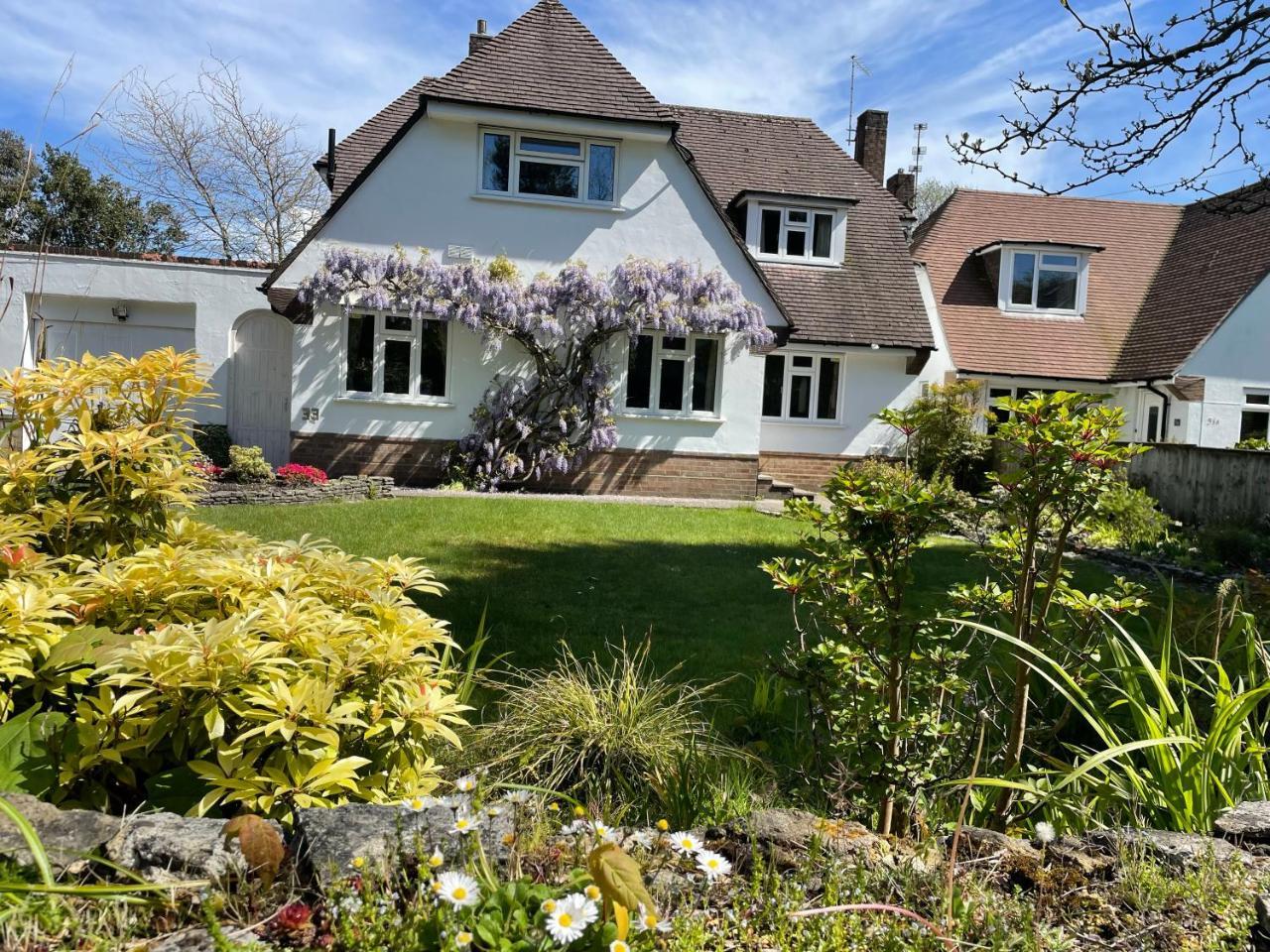 Charming Bournemouth house with beautiful spacious gardens 5 min drive to beaches free parking for 2 3 cars — 4-Star Luxury Hotel in Bournemouth, United Kingdom