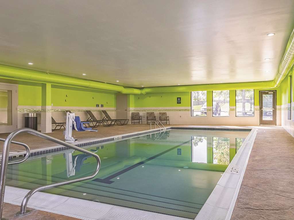 La Quinta Inn & Suites by Wyndham Cleveland Airport West - photo 12