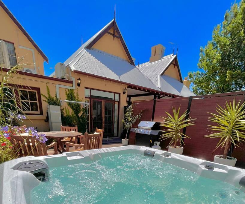 Porters Cottage Classic — 4-Star Luxury Hotel in Albury, Australia