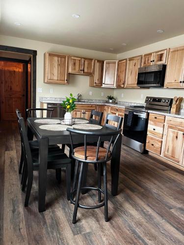 Rhodopa Guest House at Yellowstone #9 — 4-Star Luxury Hotel in Gardiner, United States