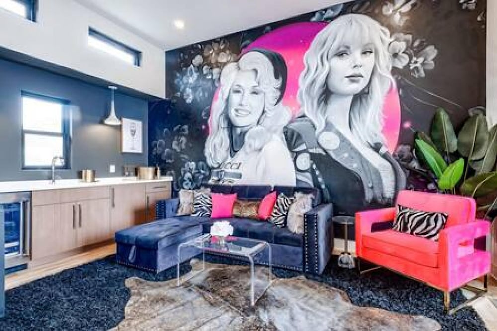 Stylish New Gulch Home Rooftop Deck w City Views — 4-Star Luxury Hotel in Nashville, United States