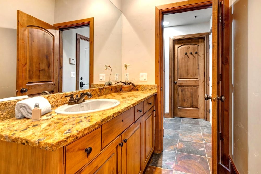 KBM Resorts Walk to Lifts and Main St Rent 1416 and 1418 Townhomes together Pri Hot tub PPS 1418 - photo 11