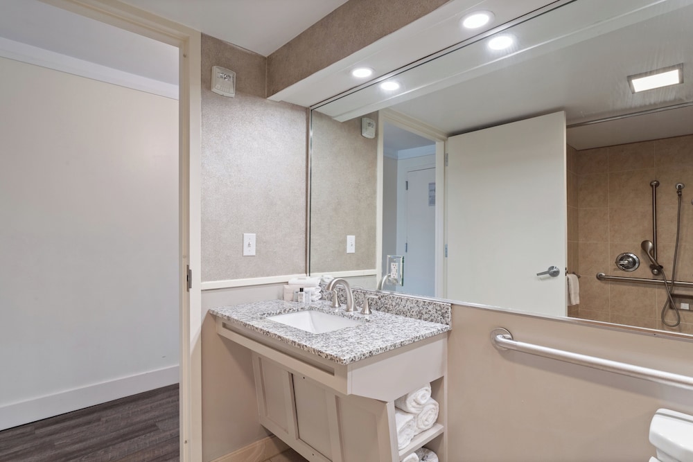Crowne Plaza Executive Center Baton Rouge by IHG - photo 52