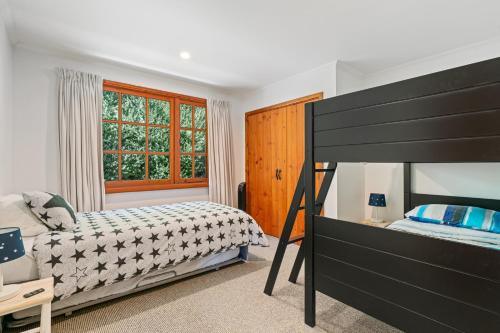 The Cottage on the Hill Wānaka Holiday Home — 4-Star Luxury Hotel in Wanaka, New Zealand