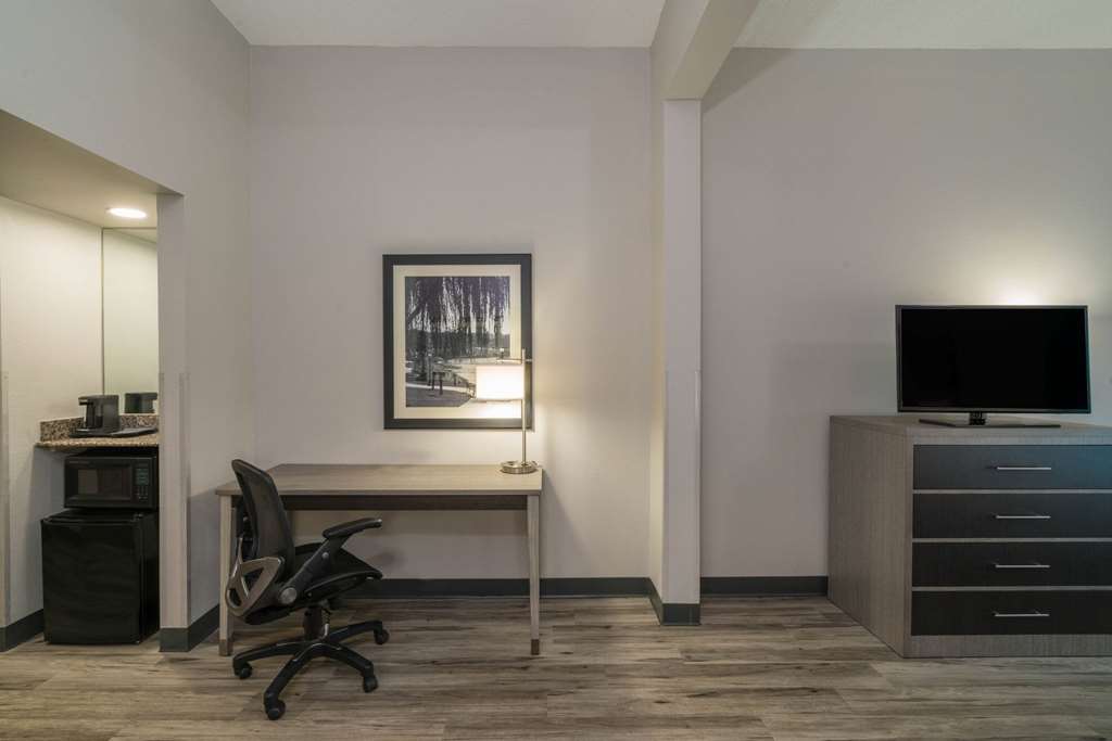 La Quinta Inn & Suites by Wyndham Clarksville - photo 12