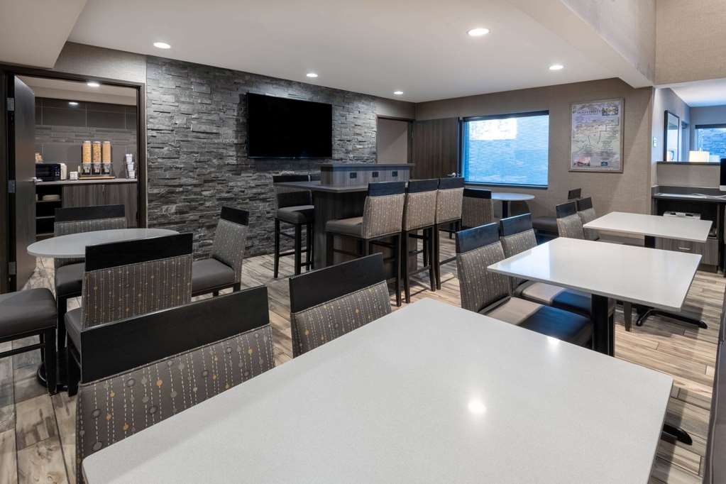 La Quinta Inn & Suites by Wyndham Anchorage Airport - photo 27