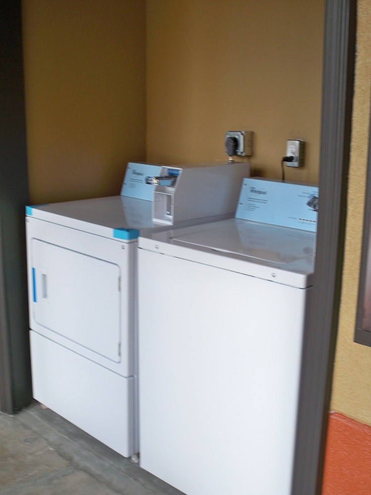 Scottish Inn & Suites - photo 54