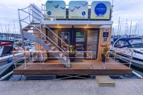 Hausboot Albatros — hotel in Muecheln