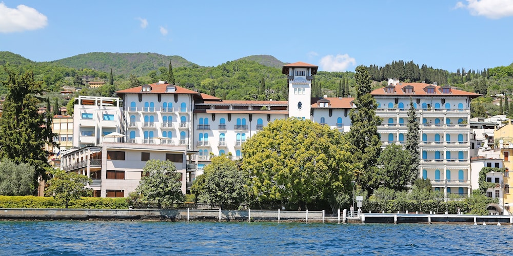 Hotel Savoy Palace — 4-Star Luxury Hotel in Gardone Riviera, Italy